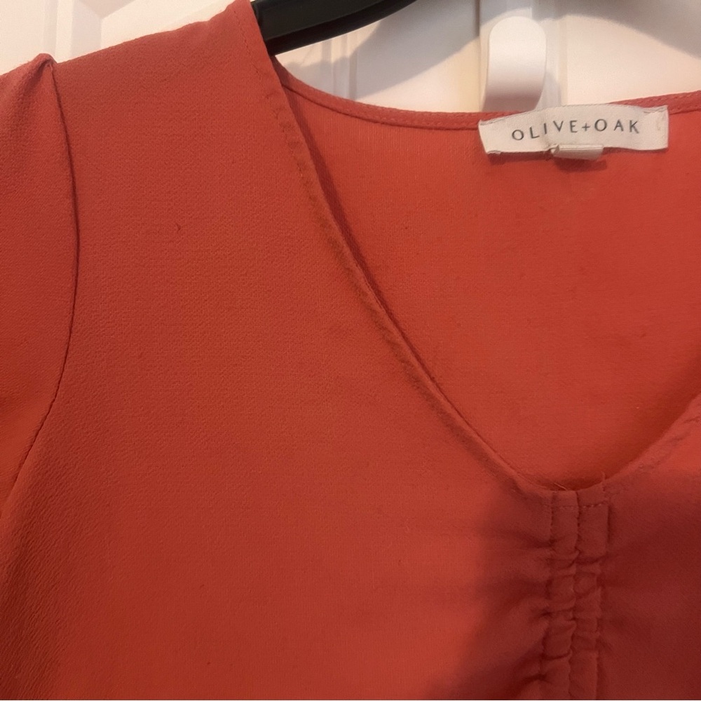 🍒 Olive & Oak Coral Top with Gathered Front Size S - Picture 4 of 6